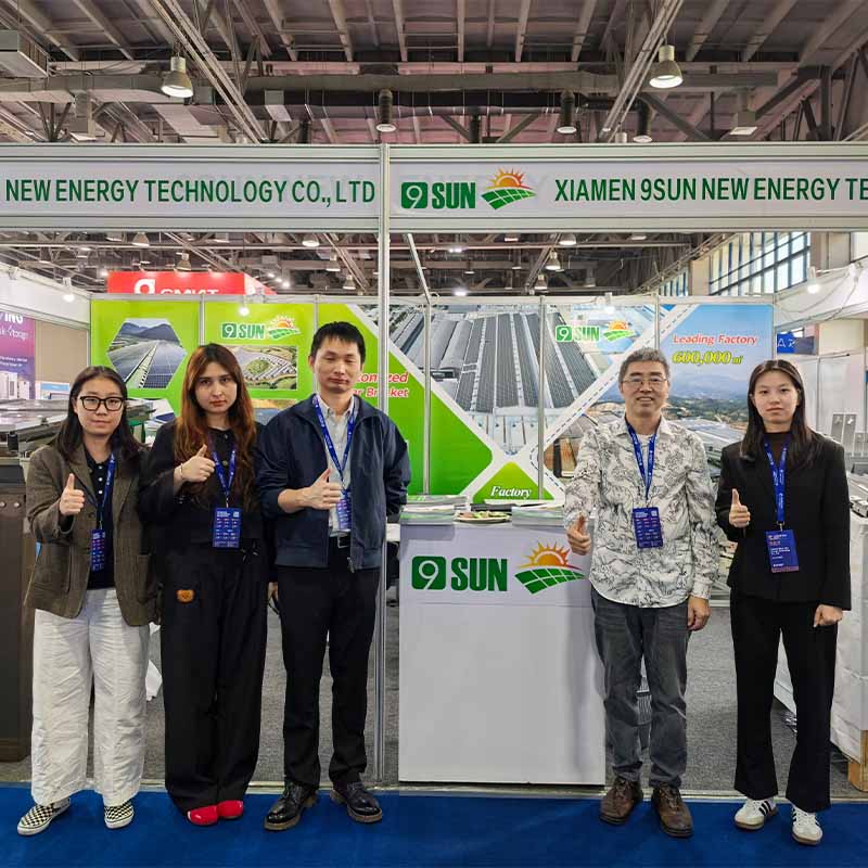 Обзор выставки UzEnergy Expo 2026: солнечные навесы для автомобилей, установка солнечных батарей на крышах и земле, а также зарядка электромобилей в Ташкенте.